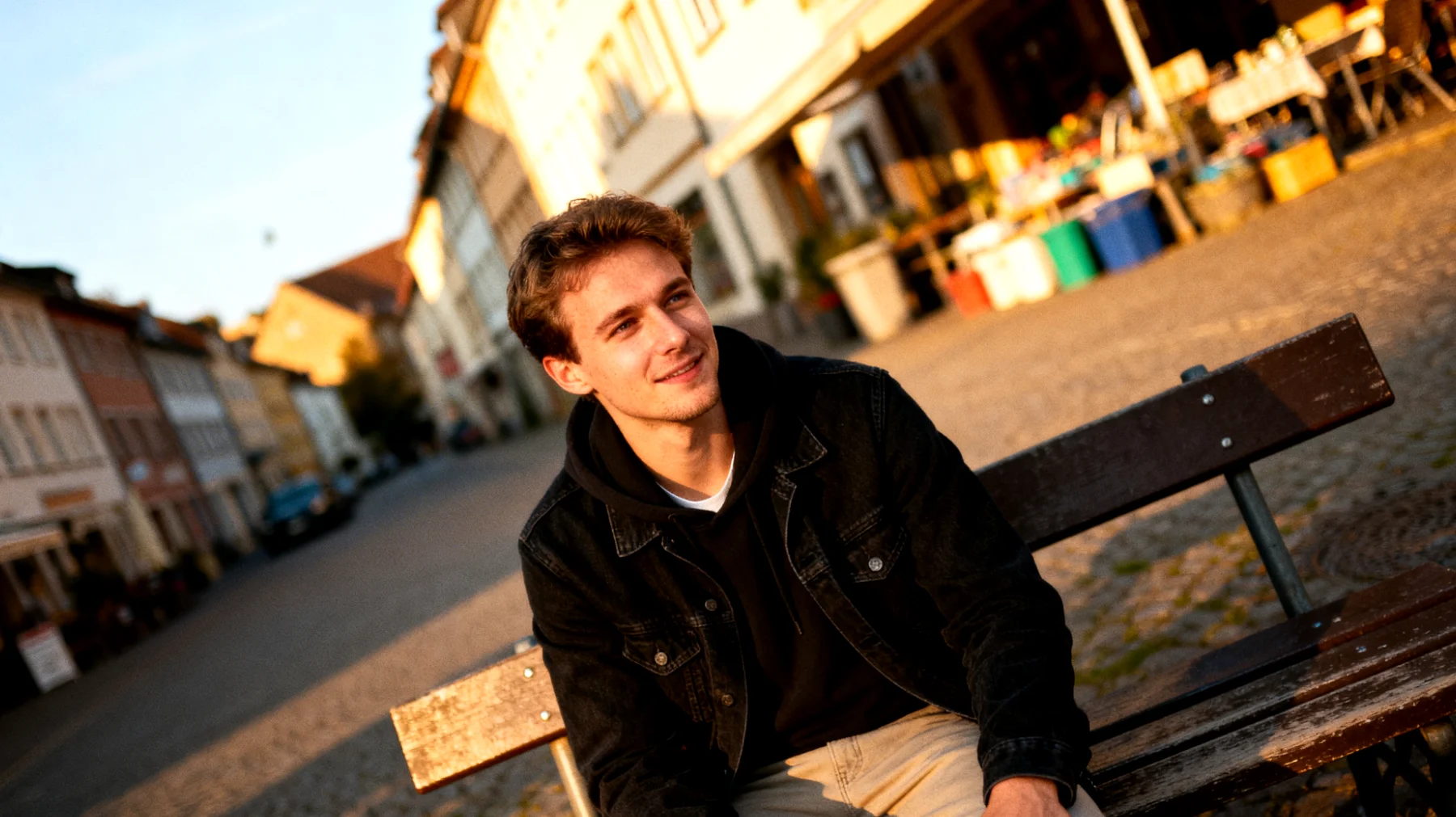 Die Großeltern fühlen sich überfordert und frustriert, weil ihre Enkelkinder im Teenageralter sich weigern, alltägliche Aufgaben im Haushalt zu übernehmen. Trotz wiederholter Bitten und Erklärungen zeigen die Jugendlichen wenig Bereitschaft, beim Kochen, Aufräumen oder anderen häuslichen Pflichten mitzuhelfen. Die Großeltern wissen nicht, wie sie die Situation ansprechen sollen, ohne Konflikte zu provozieren oder die Beziehung zu gefährden."